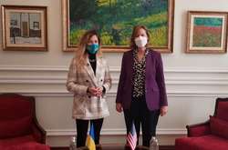   Заступниця міністра закордонних справ України Еміне Джапарова на зустрічі з тимчасово повіреною у справах США в Україні Крістіною Квін  