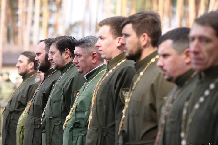 Майже 600 капеланів Помісної церкви опікуються українськими бійцями 
