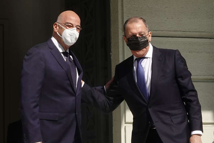Фото дня. Как глава МИД России носит маску