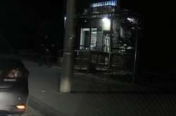 У темноті велосипедист не помітив скляну зупинку