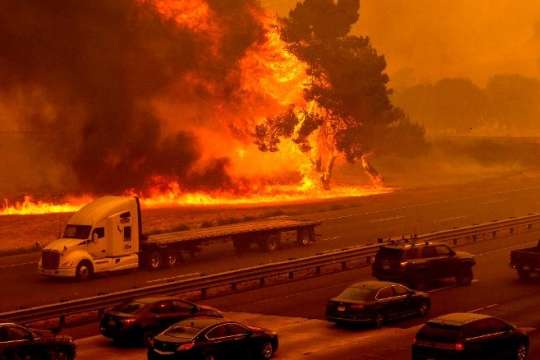 У Каліфорнії через пожежу евакуювали понад сто тисяч осіб