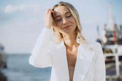  Молодая жена Виктора Павлика Екатерина Репяхова эротично позировала топлес 
  