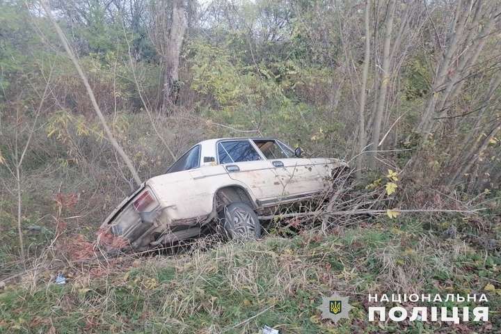 На Київщині п’яний чоловік викрав у товариша автівку й розбив її (фото)