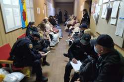 Із оголошенням перерви не погодились члени дев'яти ДВК, які знаходилися у фойє та чекали у черзі на здачу виборчої документації