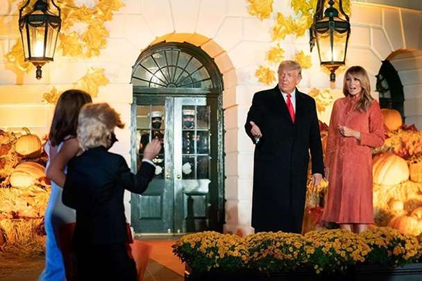 Хелловін у Білому домі: як Трампи зустрілися з маленькими «двійниками» (фото)