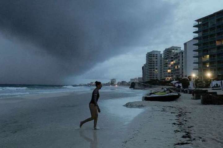 До берегів США наближається потужний ураган Зета