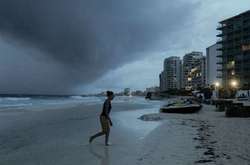 До берегів США наближається потужний ураган Зета