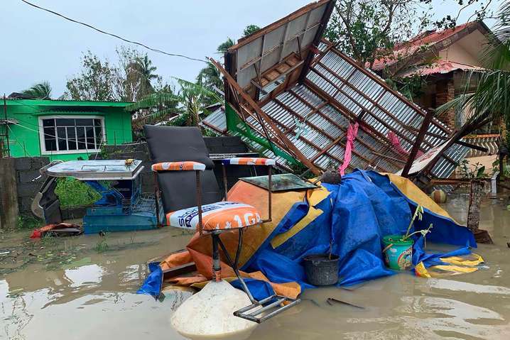 Затопленные села и разрушенные дома: во Вьетнаме бушует тайфун Моладе