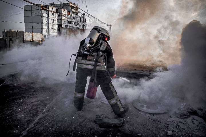 У Києві сталася пожежа на даху багатоповерхівки (фото)