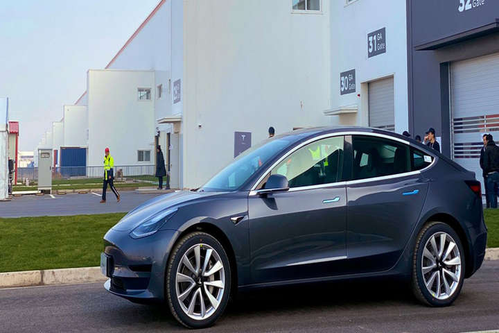 Перша партія Tesla Model 3 прямує до Європи