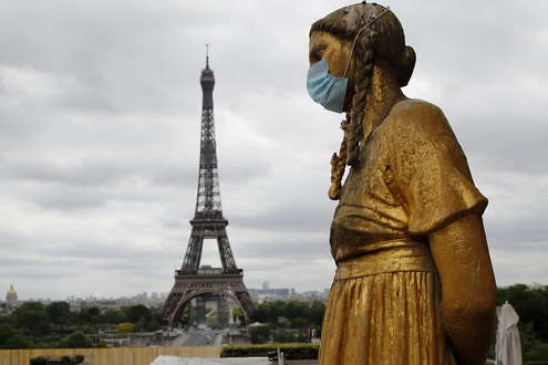 У Франції половину ліжок в реанімаціях займають інфіковані коронавірусом