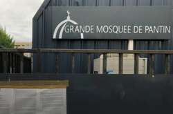Жорстоке вбивство вчителя: суд у Франції визнав правомірним закриття мечеті