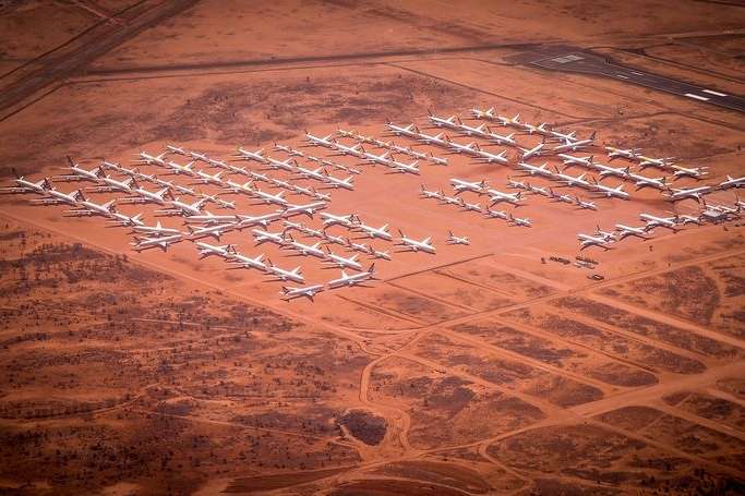 Як виглядає гігантська парковка непотрібних літаків в австралійській пустелі (фото) 