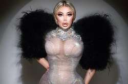 Модный конфуз: трансгендерная «живая Барби» опозорилась в прозрачном наряде (фото)