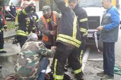 На колекторі в Києві сталась аварія: комунальників змило напором води (фото)