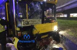 Нова трагедія у Києві: автобус в'їхав у натовп людей на зупинці, є загиблий