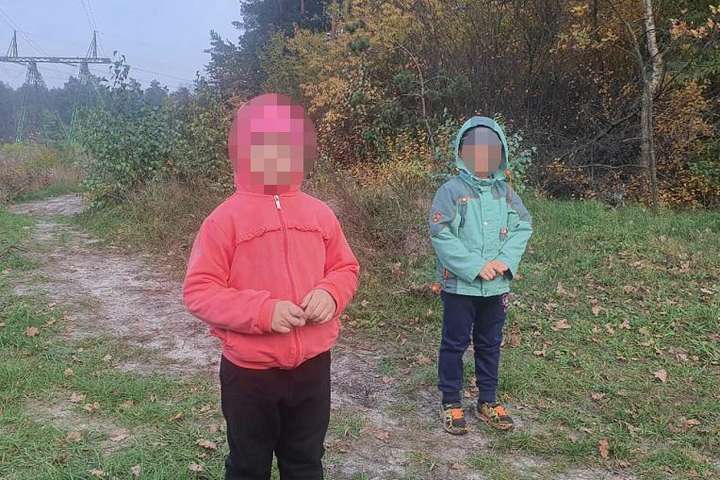 Київські поліцейські знайшли двох дітей, яких дідусь загубив у лісі (фото)