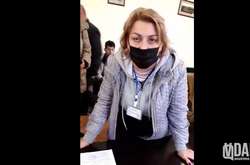 У Кам’янці-Подільському член ТВК намагалася поцупити виборчу документацію (відео)