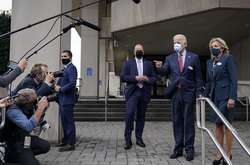 Джо Байден прийшов на дільницю разом з дружиною Джилл