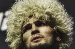 Хабиб всегда надевает дагестанский национальный наряд и выходит только под знаменем Дагестана