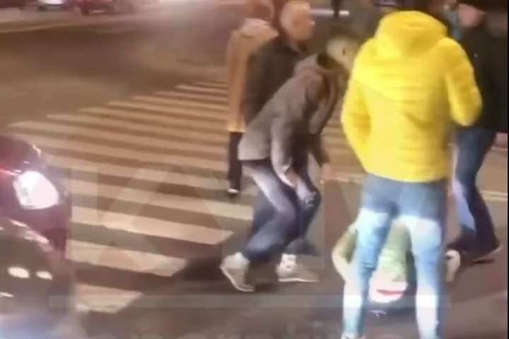 У Києві автомобіль збив дівчину прямо на «зебрі» (відео)