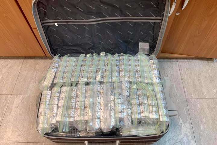 У «Борисполі» митники виявили повну валізу заборонених препаратів (фото, відео)