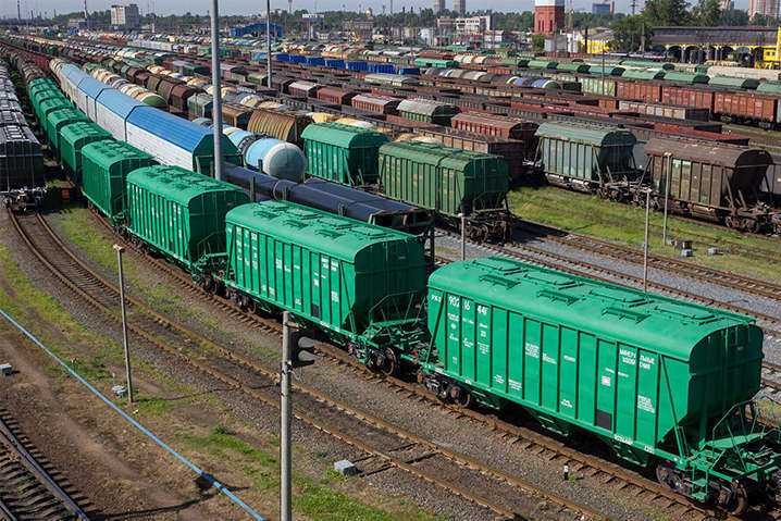 Вместо того, чтобы вложить деньги в инфраструктуру, Укрзализныця списывает рабочие вагоны, — СМИ