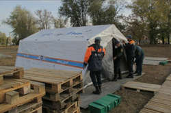 В «ДНР» пациентов с коронавирусом размещают на улице (Фото)