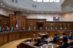 27 жовтня Конституційний суд України визнав неконституційними окремі положення закону України «Про запобігання корупції» та кримінальну відповідальність за декларування недостовірної інформації