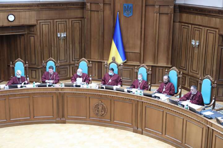 Зеленський пропонує припинити повноваження складу Конституційного суду: законопроєкт