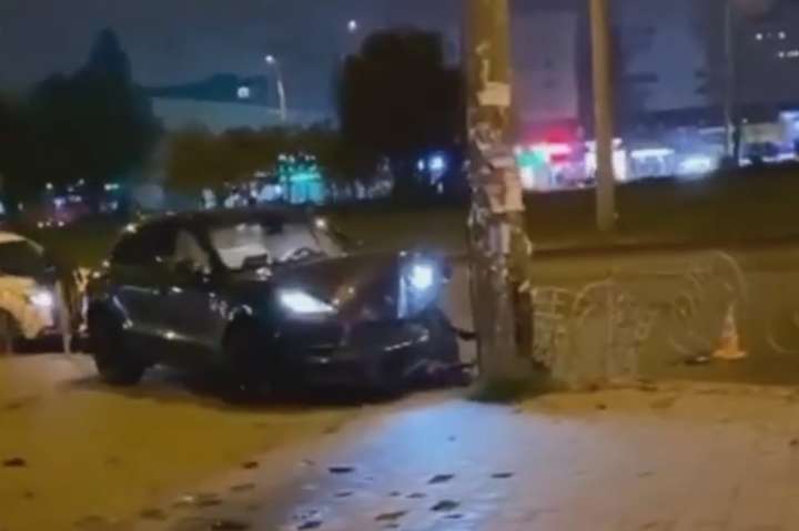 Біля метро «Мінська» Porsche влетів у стовп і паркан (відео)
