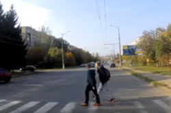 Водій Nissan Tiida на швидкості збив обох дітей