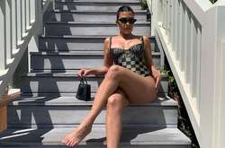  41-летняя инстадива Кортни Кардашьян примерила соблазнительный летний образ 
  