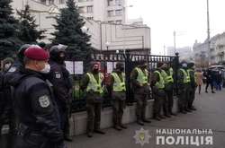 Військовослужбовці та поліцейські чергують біля будівлі КСУ