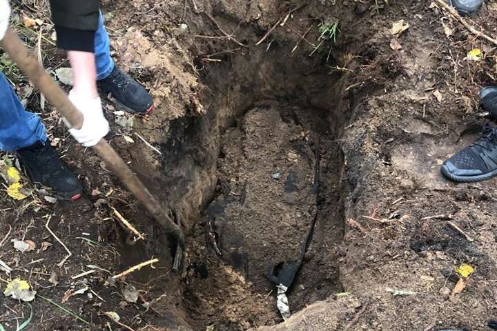 У лісі на Київщині знайшли закопане тіло чоловіка, якого вважали зниклим безвісти (фото, відео)