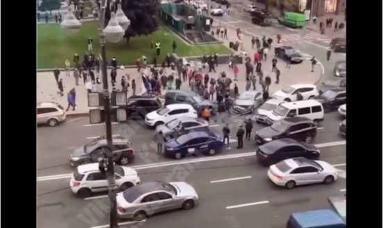 У Києві на Майдані масштабна ДТП: водій на джипі влетів у людей 