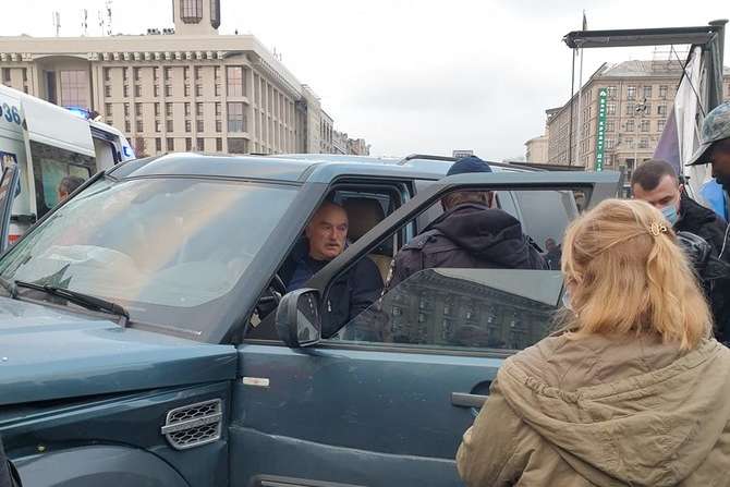 Влетів у натовп людей і протаранив чотири авто: з’явилося відео моменту ДТП на Майдані
