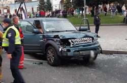 Влетел в толпу людей и протаранил четыре авто: появилось видео момента ДТП на Майдане