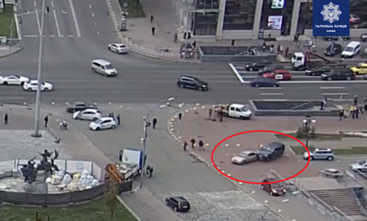 Внаслідок ДТП, яка сталося 30 жовтня на Майдані Незалежності загинуло двоє людей та троє отримали травми - Поліція оприлюднила відео з початком моторошної ДТП на Майдані 