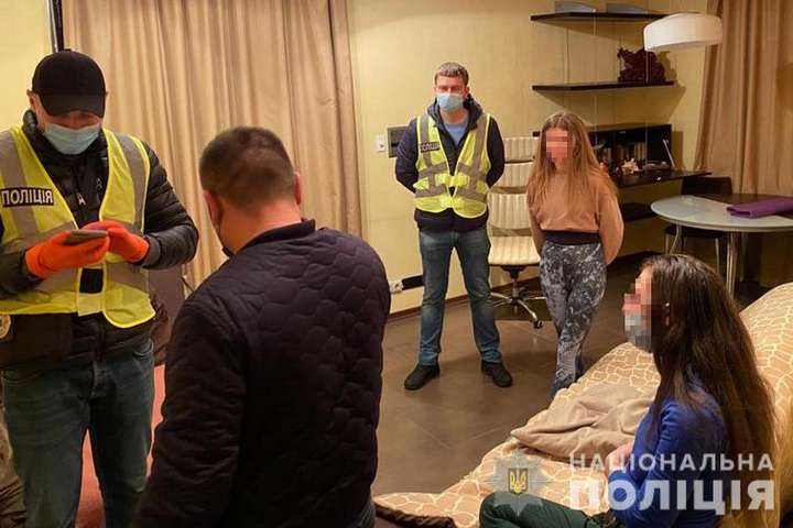 На Печерську поліція викрила бордель під виглядом масажного салону (фото, відео)