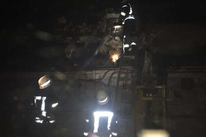 Вночі у Києві сталася серйозна пожежа: горіли склади (фото)