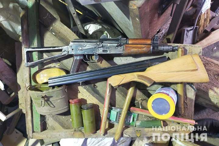 Поліція виявила у жителя Дніпропетровщини арсенал зброї та наркотики (фото)
