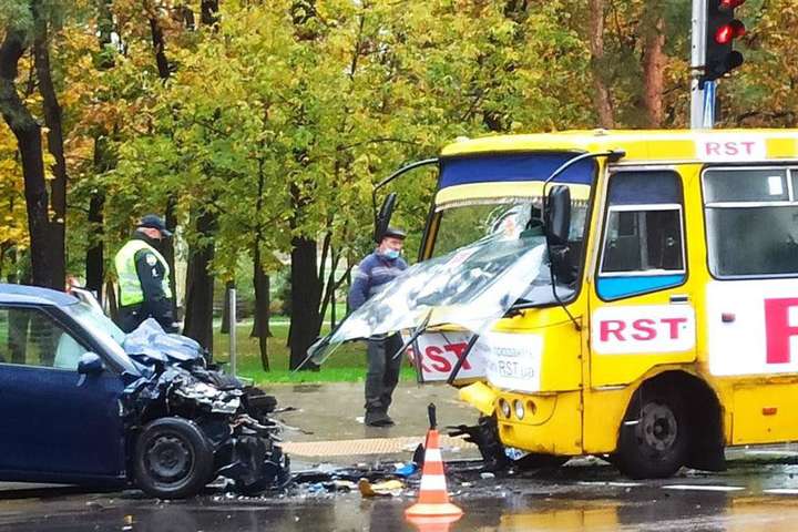 У Києві зіткнулися лоб в лоб маршрутка та автівка: є постраждалі (фото)