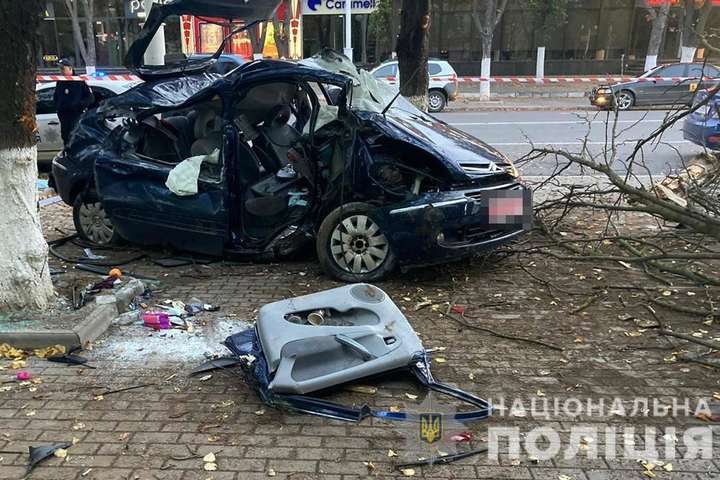 На Одещині сталося жахливе ДТП: автомобіль перетворився на купу брухту (фото)