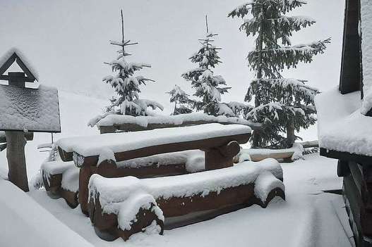 Українські гірські курорти засипало снігом (фото)