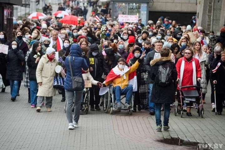 Жінки і люди з інвалідністю в Мінську проводять масову акцію протесту