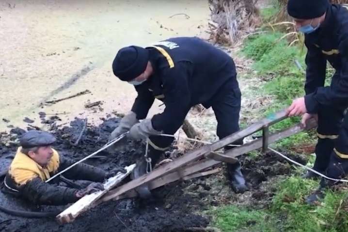 У Сумах рятувальники допомогли чоловікові, якого засмоктало болото