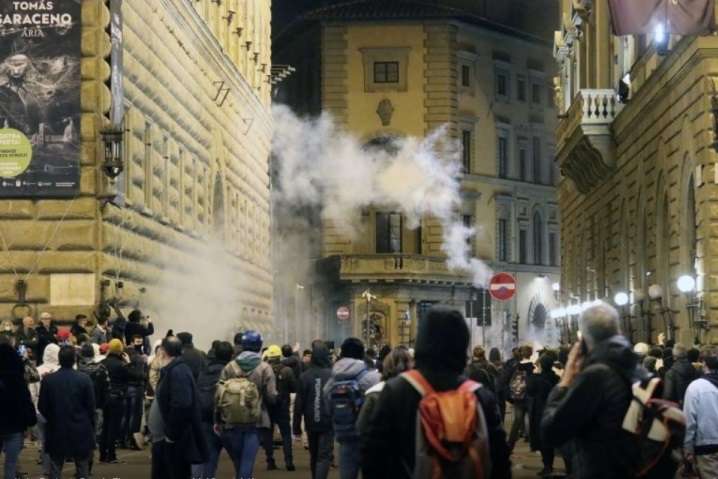 В Італії поліція жорстко затримує учасників протестів проти коронавірусного локдауну