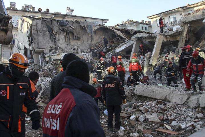 У Туреччині зростає кількість загиблих внаслідок землетрусу в Ізмірі
