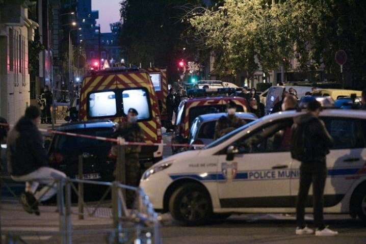 ЗМІ: У Франції біля церкви сталася стрілянина. Зловмисник влучив у священника